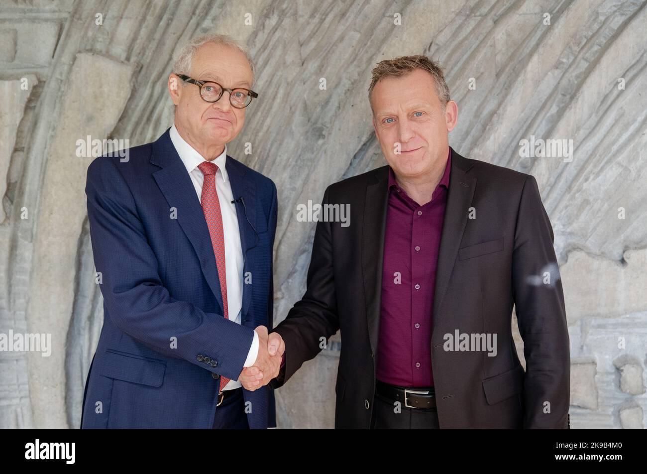 27 October 2022, Baden-Württemberg, Böblingen: Before the start of further collective bargaining in the metal and electrical industry, Harald Marquardt (l), negotiator for Südwestmetall, shakes hands with Roman Zitzelsberger, district manager and negotiator for IG Metall Baden-Württemberg. Photo: Christoph Schmidt/dpa Stock Photo