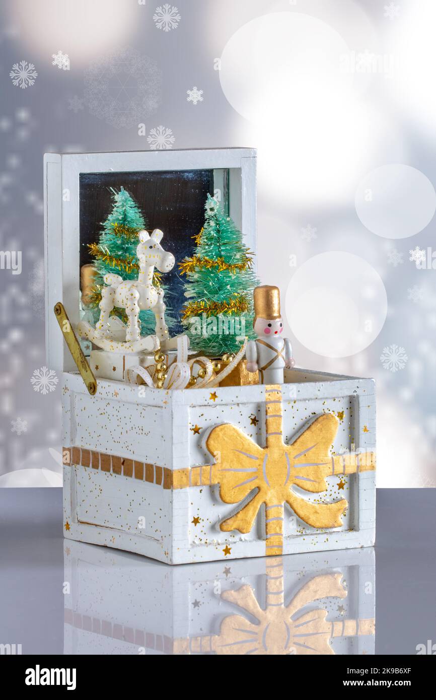 Với hộp nhạc Giáng sinh cổ, bạn có thể thưởng thức âm nhạc Noel đầy lãng mạn và cổ điển. Vẻ đẹp và giá trị nghệ thuật của hộp nhạc sẽ khiến bạn cảm thấy như đang tìm về một thời kỳ đầy trang trọng và đặc biệt của Giáng sinh. Hãy nhấn vào hình ảnh để trải nghiệm những giai điệu Noel đặc biệt từ hộp nhạc này.