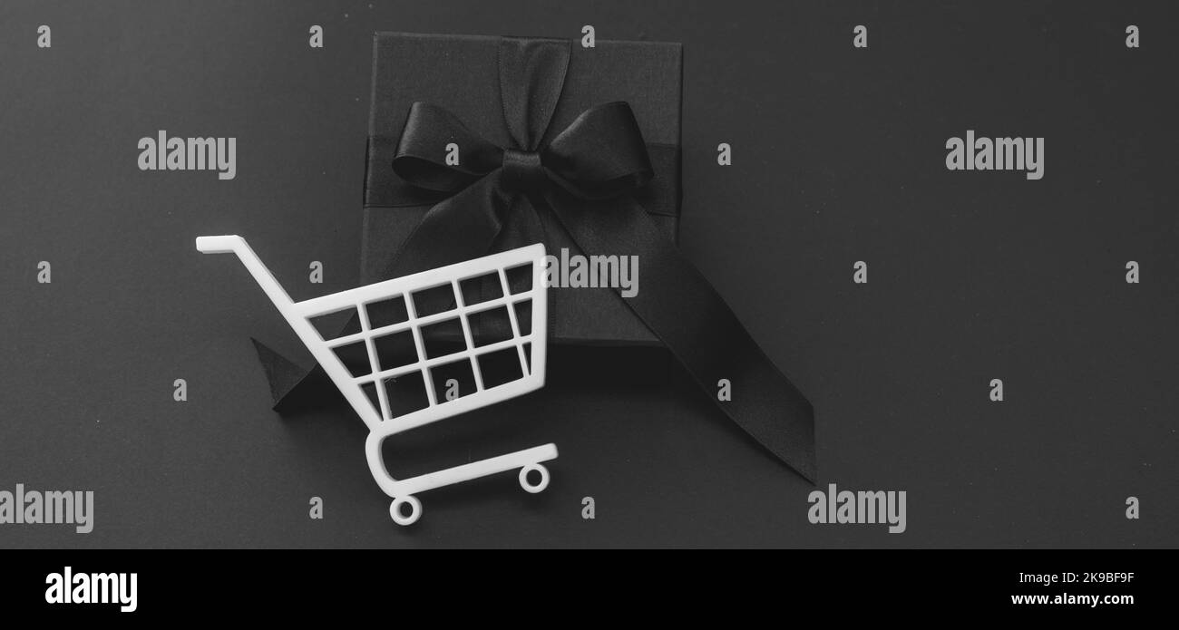 Gift box in a Shopping Cart. Black Friday Sale, banner. Christmas presents. E commerce, online shop sales concept Stock Photo