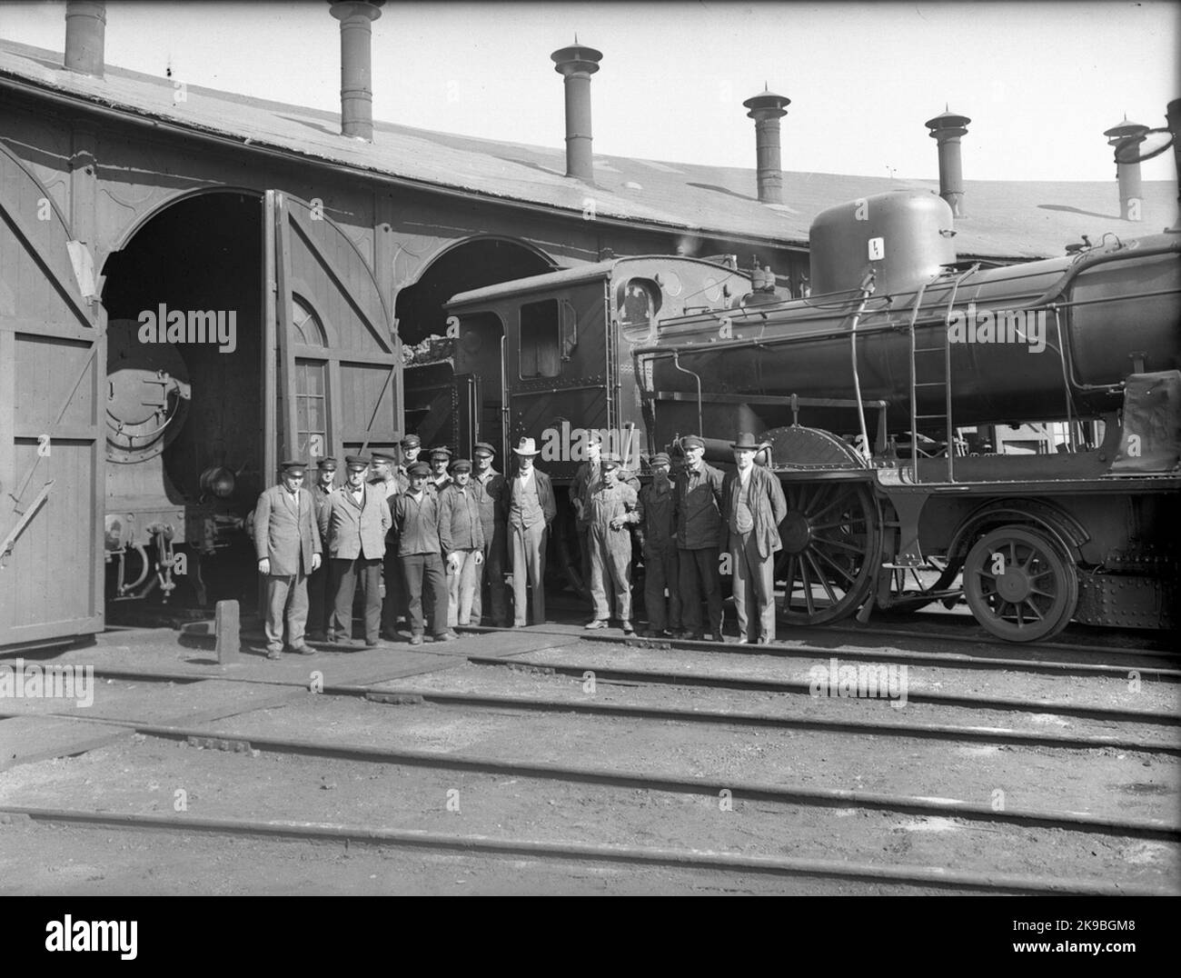 Bergslagerna's railways, BJ C3 72 and staff at locomotives after 1945 ...