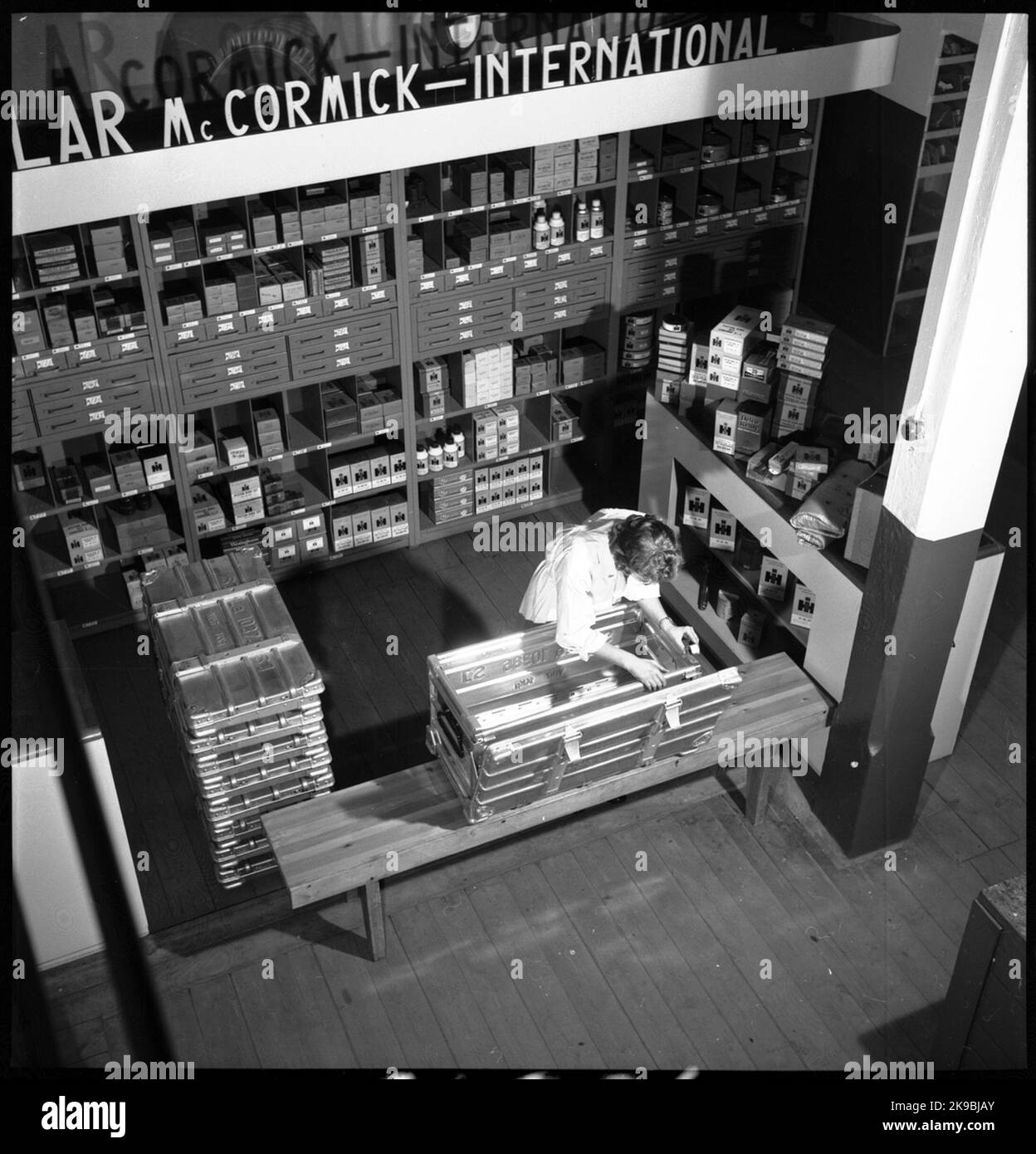 Woman instructs how to mount small containers SJ LA 10386, folding box