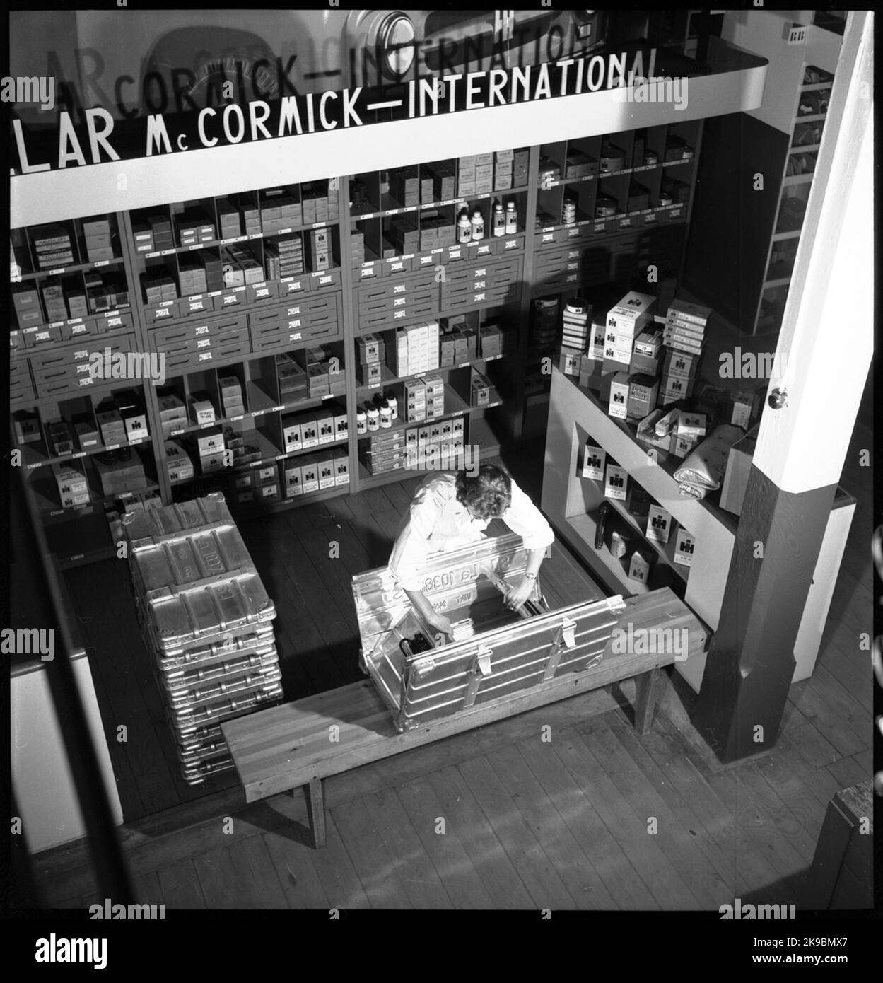 Woman instructs how to mount small containers SJ LA 10386, folding box