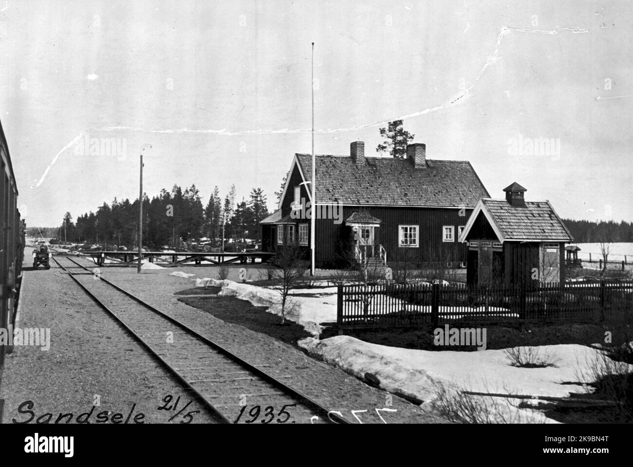 Stop built in 1927. One -story station house in wood, combined at an ...