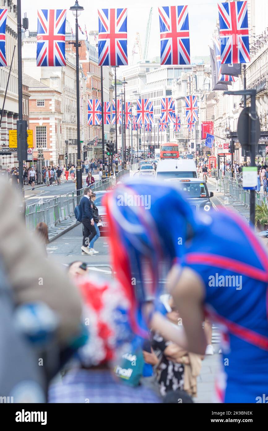 Group Of People Dressed Up In Union Jack Colours At The Queen Golden - Foto 4