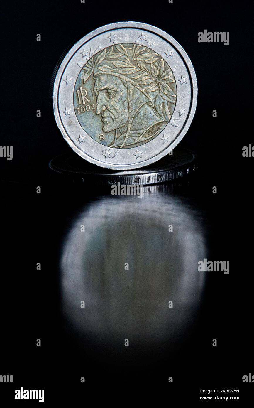 Two euro coin from 2002 dedicated to the poet Dante Alighieri, one of the  most famous and widespread in Europe. Italia, 27 October, 2022. (photo by  Vincenzo Izzo/Sipa USA Stock Photo - Alamy