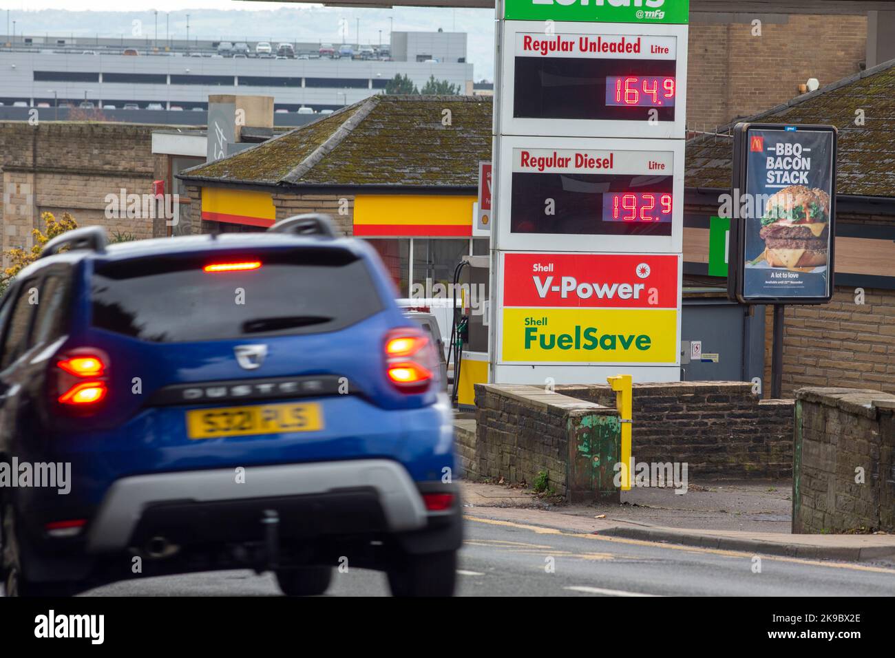 Halifax, West Yorkshire, UK. 27th Oct, 2022.   The Shell petrol station on Haley Hill, Halifax, West Yorkshire on the day it was announced that Shell has paid zero windfall tax in the UK despite making record global profits of nearly $30bn (£26bn) so far this year, prompting calls for the government to overhaul a scheme that was supposed to raise billions to tackle the cost of living crisis. Credit: Windmill Images/Alamy Live News Stock Photo