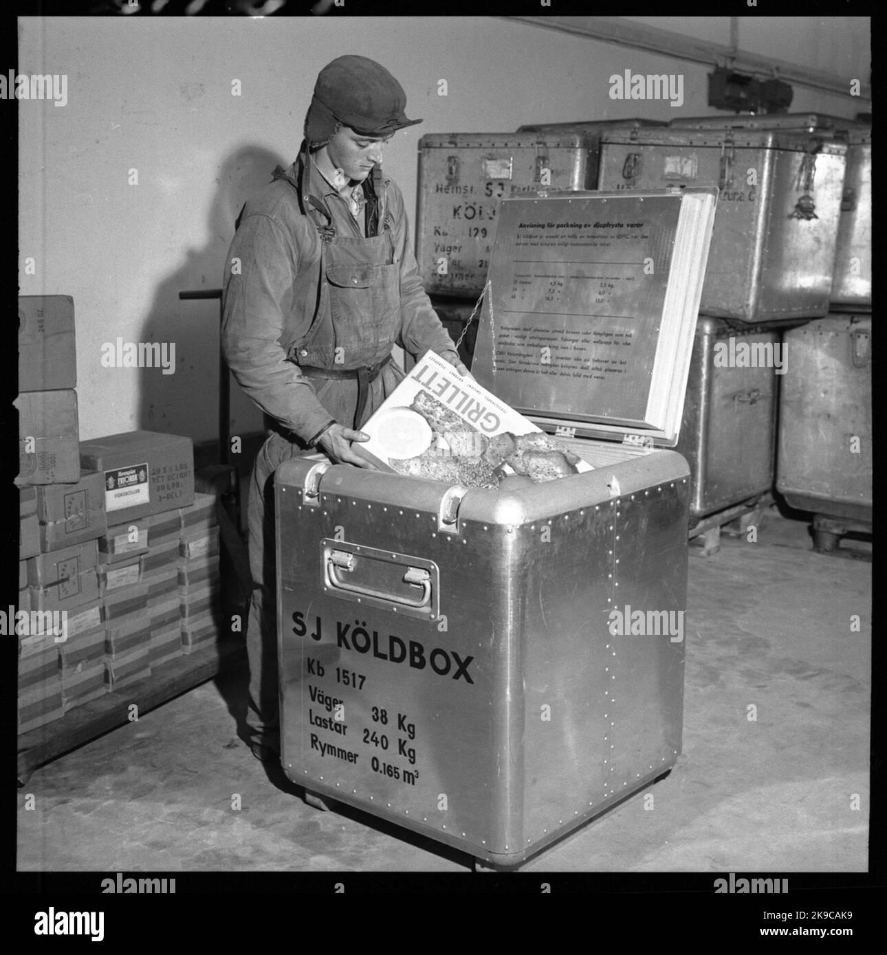 Packing of frozen goods in cold box Stock Photo Alamy