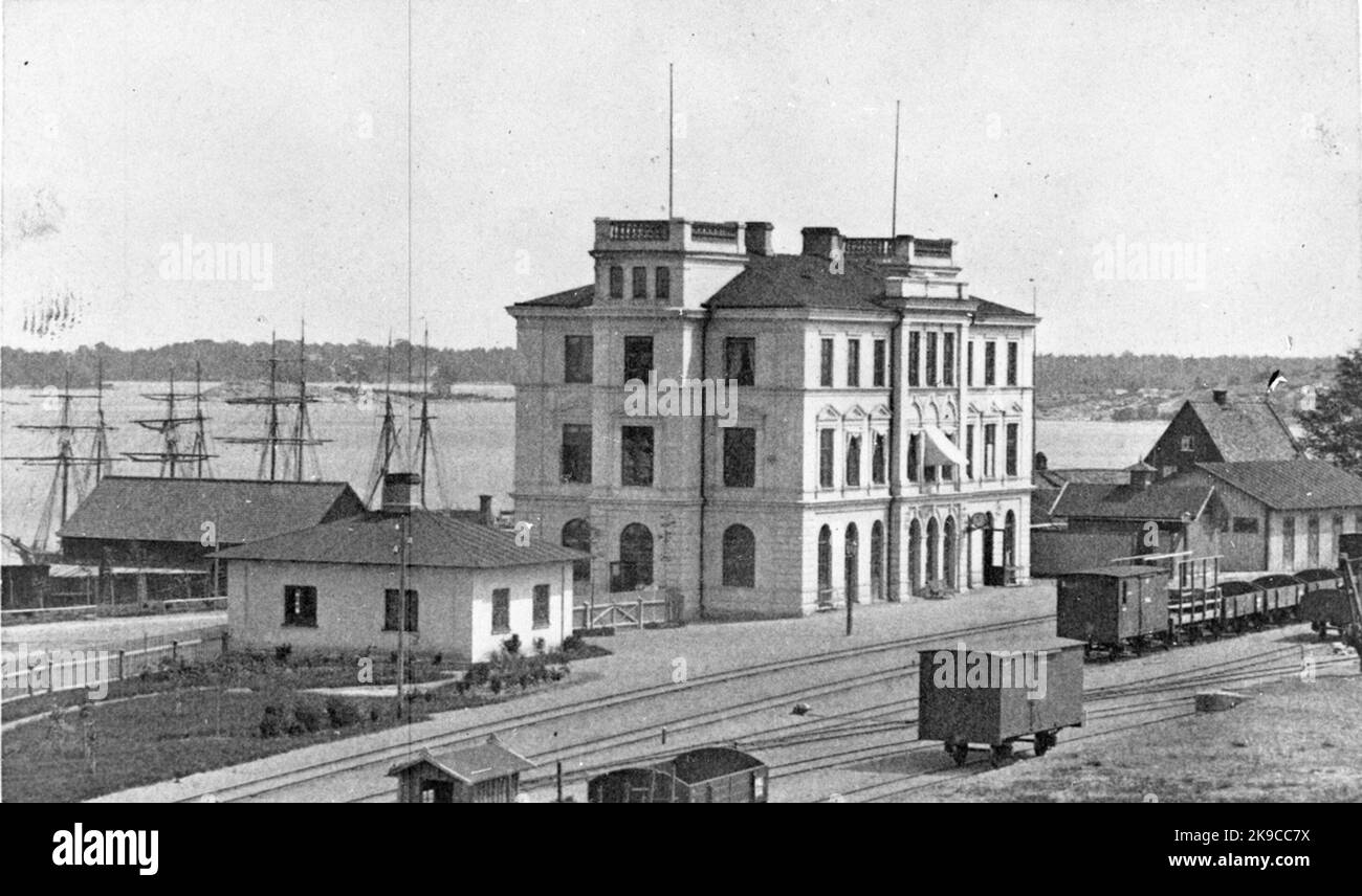 Plasted three storey station house built in 1879. Architect A E Melander. Kmarked 1986. Motor