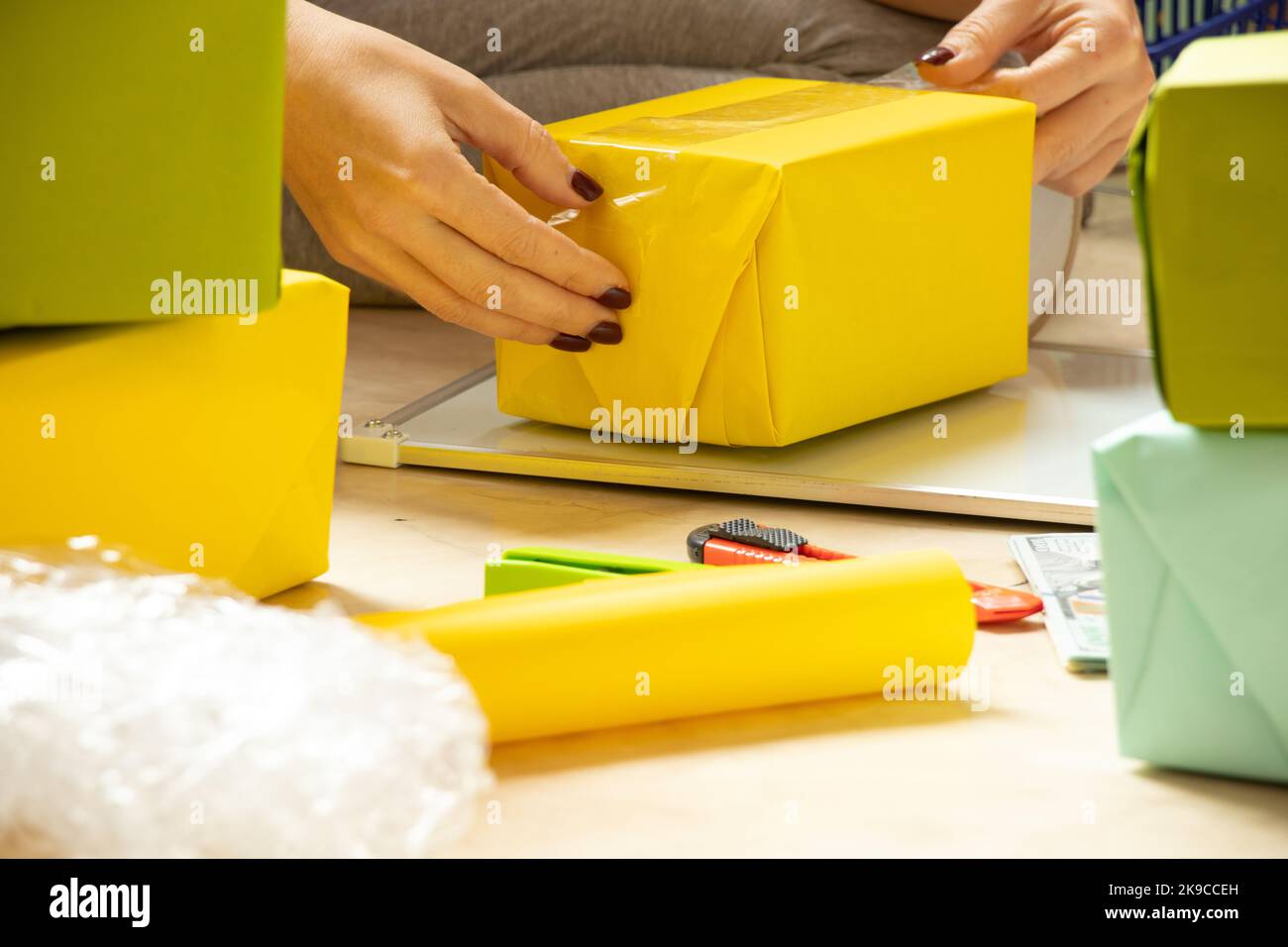 Worker packing shipment shop hi-res stock photography and images - Alamy