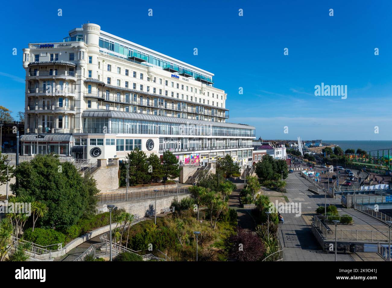 Park Inn Palace Hotel, by Radisson Palace, on Pier Hill overlooking the seafront at Southend-on-Sea, Essex. Seaside attractions and coast of estuary Stock Photo