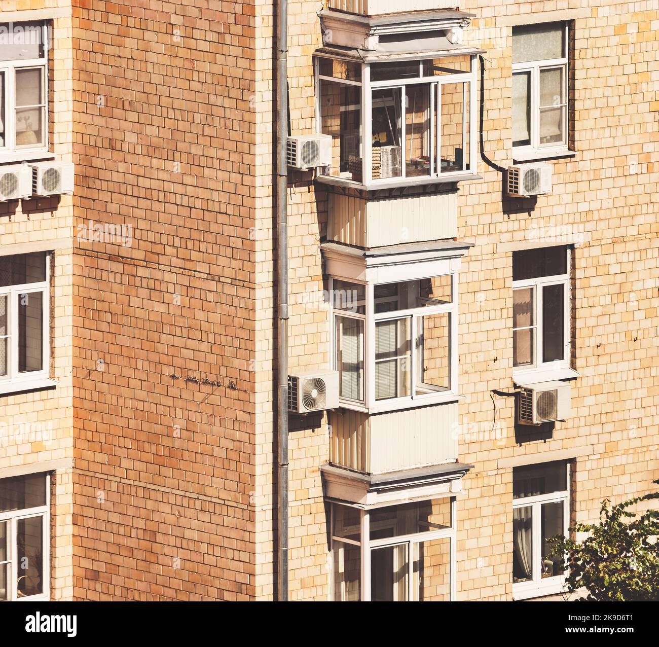 Building with air conditioners hi-res stock photography and images - Alamy