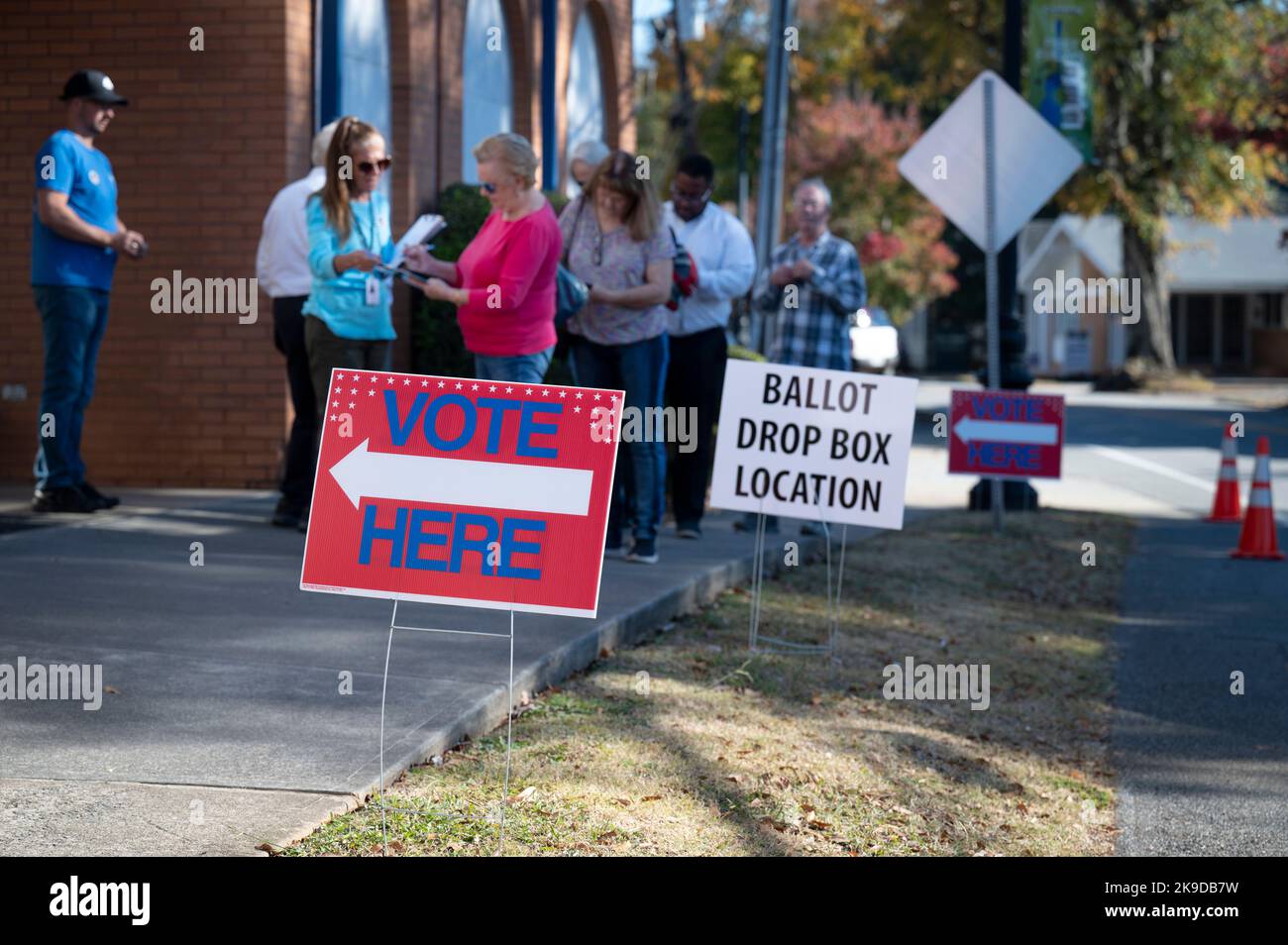 Canton, USA. 27th Oct, 2022. Early voters quest outside voting