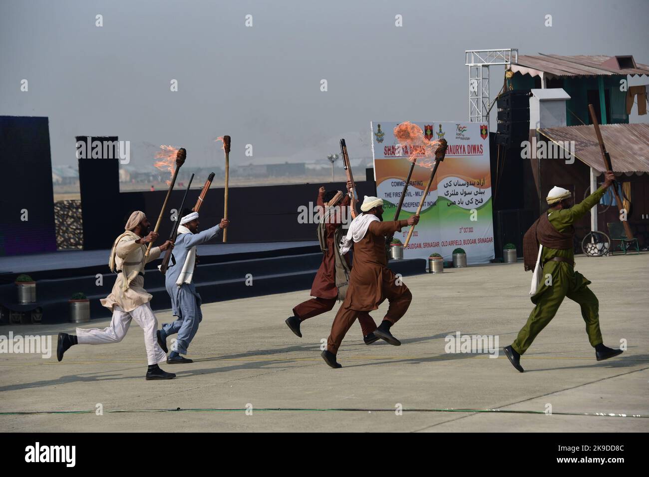 SRINAGAR, INDIA - OCTOBER 27: Artists perform the re-enactment of the Indian Army's Srinagar landing in 1947 at the Air Force Station on October 27, 2022 in Srinagar, India. The Indian Army celebrates October 27 every year as the 'Infantry Day', as it was on this day that the 1st Battalion of the Sikh Regiment landed at Srinagar airbase and displayed resoluteness and extraordinary courage to thwart the evil designs of the Pakistan Army, who had invaded Kashmir with the help of tribal raiders in 1947. (Photo by Waseem Andrabi/Hindustan Times/Sipa USA) Stock Photo