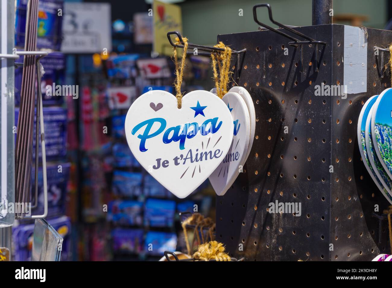 Big heart with 'daddy I love you' in french language at a french souvenir shop Stock Photo
