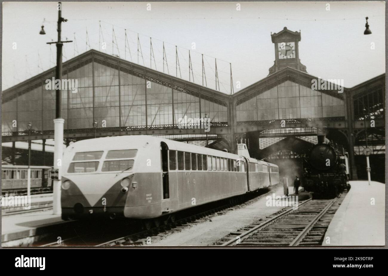 National Society of French Railways, SNCF XB. Bugatti Autorail Vid Järnvägssationen Saint Lazare I Paris. Stock Photo