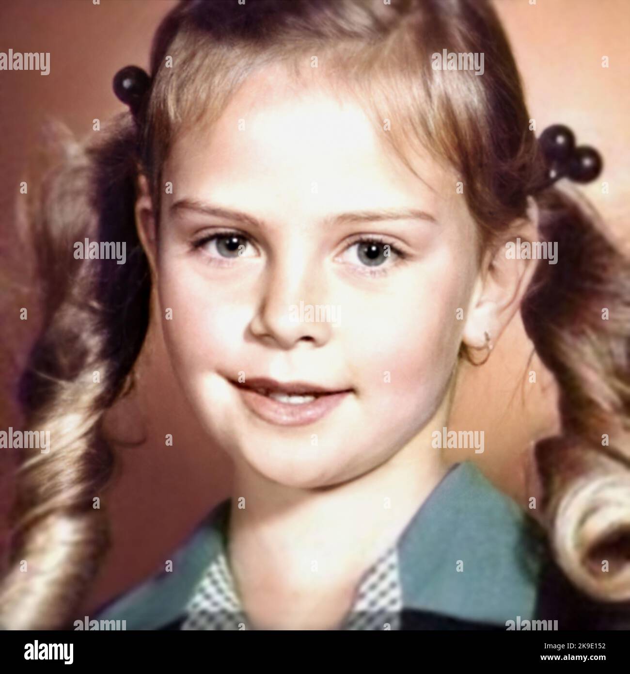 1983 , USA : The celebrated american actress CHARLIZE THERON ( born 7 august 1975 ) when was a young girl , aged 8 . Unknown photographer .- HISTORY - FOTO STORICHE - ATTRICE - MOVIE - CINEMA  - personalità da da giovane giovani - da bambina bambini bambino - personality personalities when was young - SEX SYMBOL - blonde - bionda - smile - sorriso - codini - pony tails - HISTORY - FOTO STORICHE --- ARCHIVIO GBB Stock Photo
