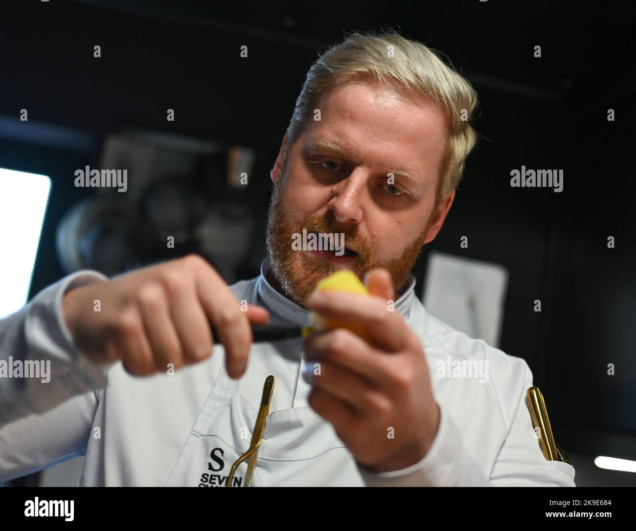 20 October 2022, Hesse, Frankfurt/Main: Ricky Saward, chef at the Seven Swans restaurant in downtown Frankfurt, sticks out potato pellets in the kitchen. The restaurant has been awarded a Michelin star and serves only vegan cuisine made from regional ingredients. Photo: Arne Dedert/dpa Stock Photo