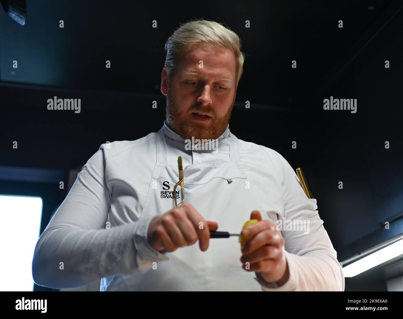 20 October 2022, Hesse, Frankfurt/Main: Ricky Saward, chef at the Seven Swans restaurant in downtown Frankfurt, sticks out potato pellets in the kitchen. The restaurant has been awarded a Michelin star and serves only vegan cuisine made from regional ingredients. Photo: Arne Dedert/dpa Stock Photo