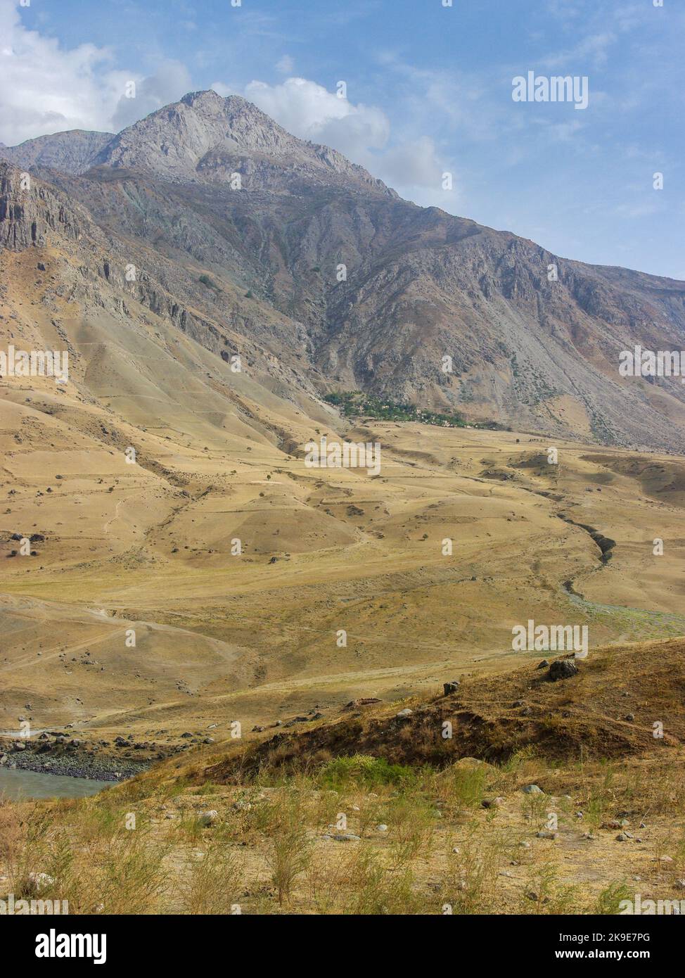 Beautiful view of Panj river valley border between Tajikistan and Afghanistan in Darvaz district, Gorno-Badakshan, Pamir mountain region of Tajikistan Stock Photo