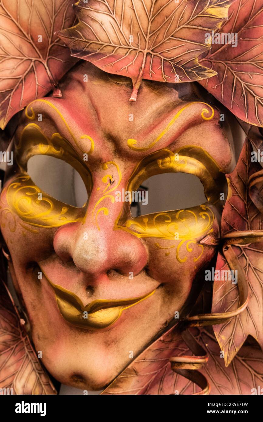 Gold masquerade mask hi-res stock photography and images - Alamy