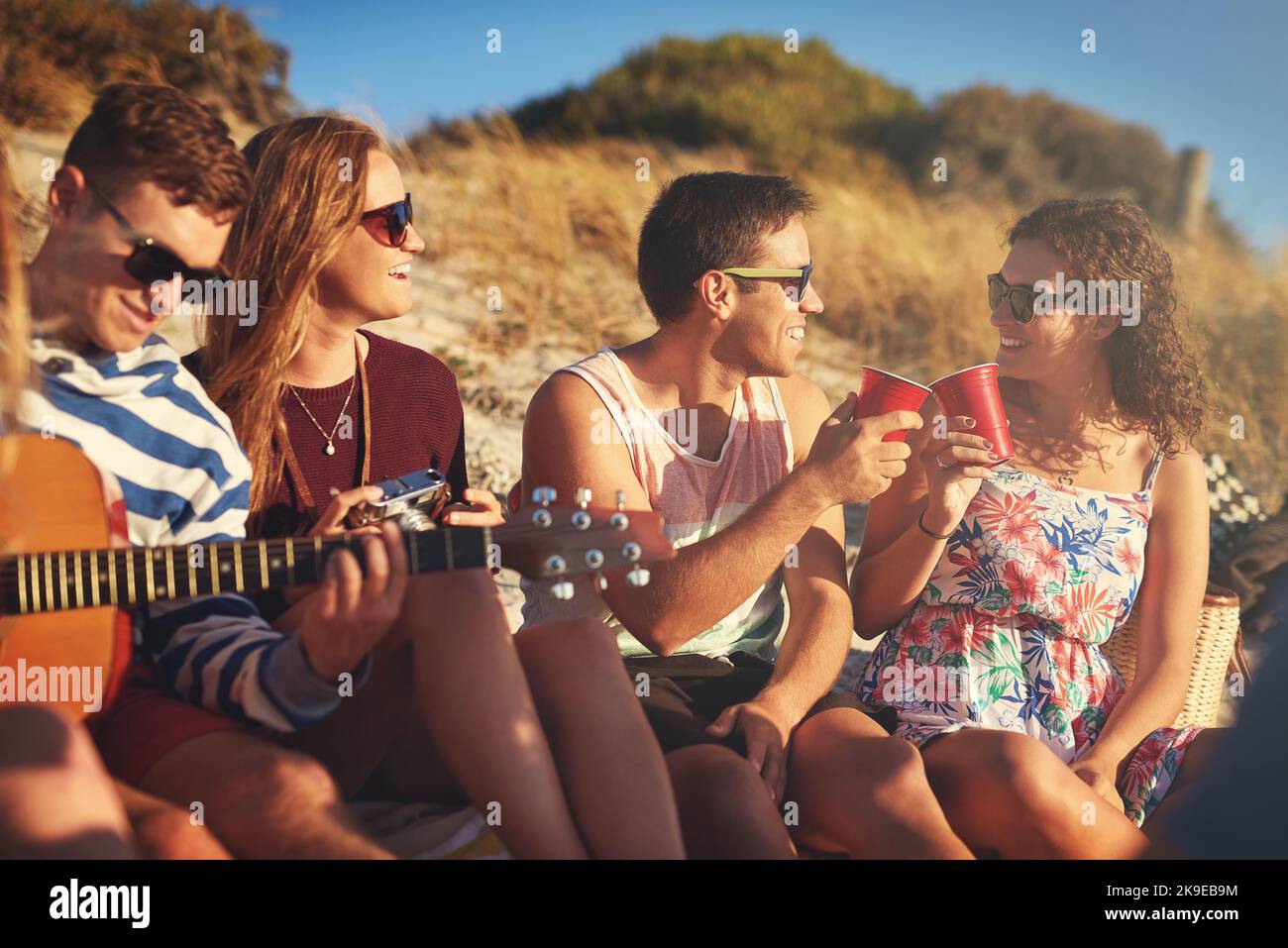 Friends hanging out beach hi-res stock photography and images - Alamy