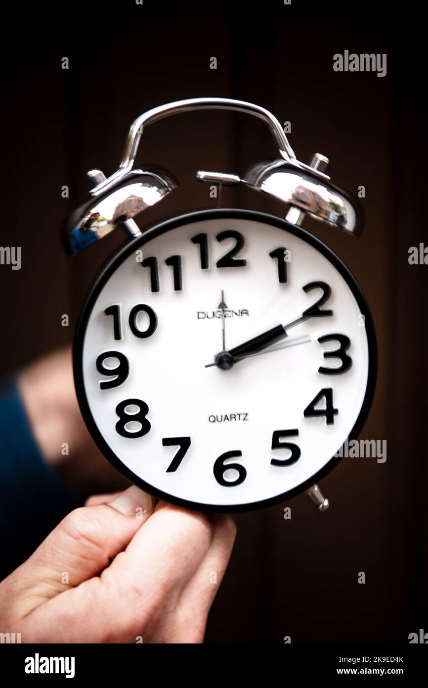 Bremen, Germany. 21st Oct, 2022. ILLUSTRATION A clock is being