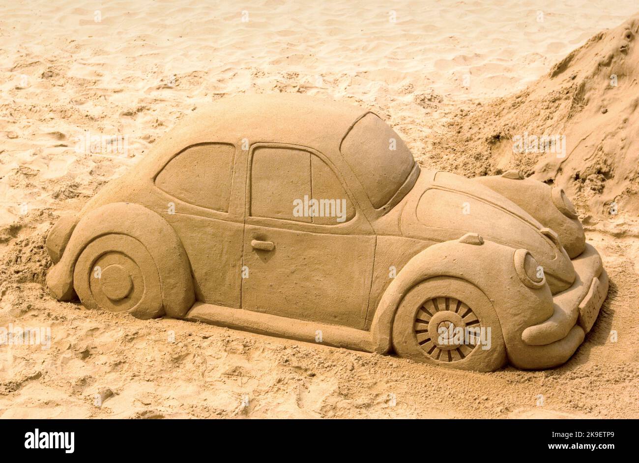 Машина с песком. Машина с песком. Песочные машины. Скульптуры из песка. Машина с песком.