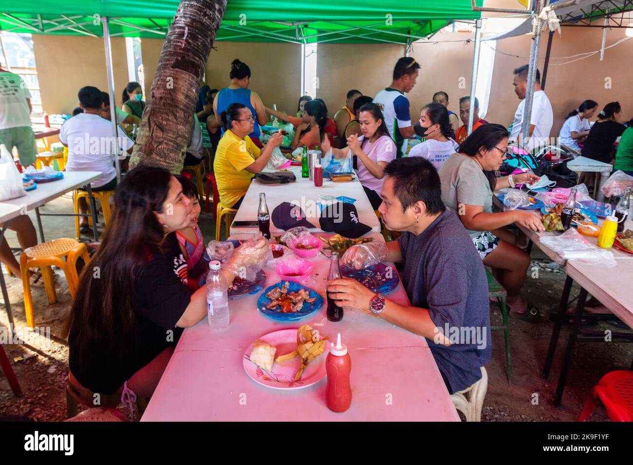 Filipino diners at a local restaurant at a Sunday market in Cebu, Philippines Stock Photo