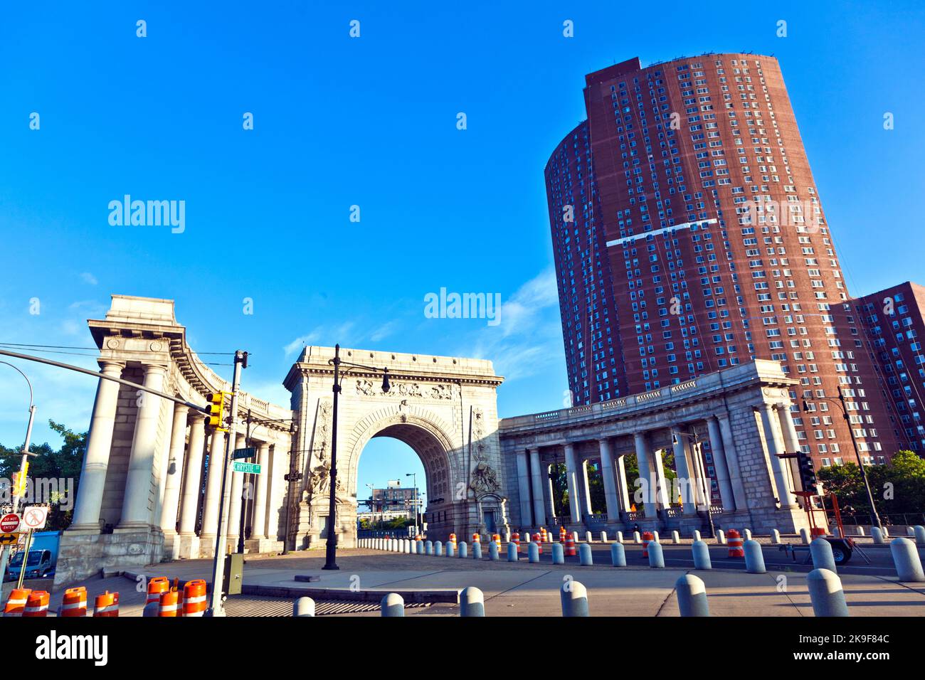 NEW YORK CITY JULY 09 The triumphal arch and colonnade at the