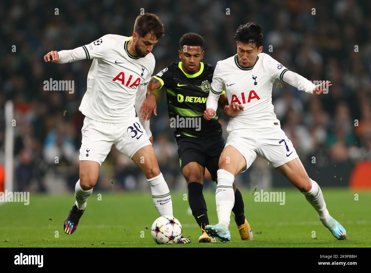 Marcus Edwards of Sporting CP in action with Rodrigo Bentancur (L) and