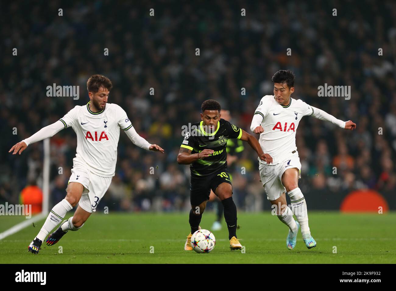 Marcus Edwards of Sporting CP in action with Rodrigo Bentancur (L) and