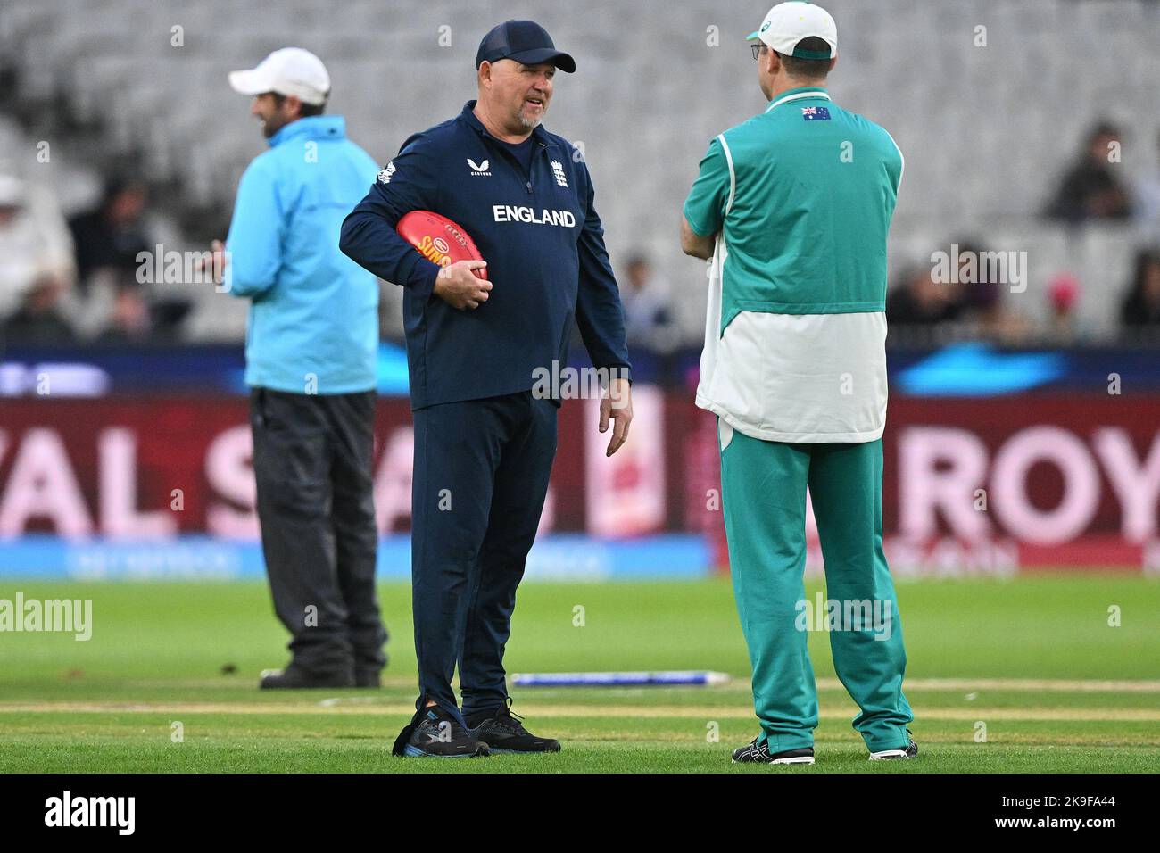 England Bowling Coach David Saker (centre) ahead of the T20 World Cup
