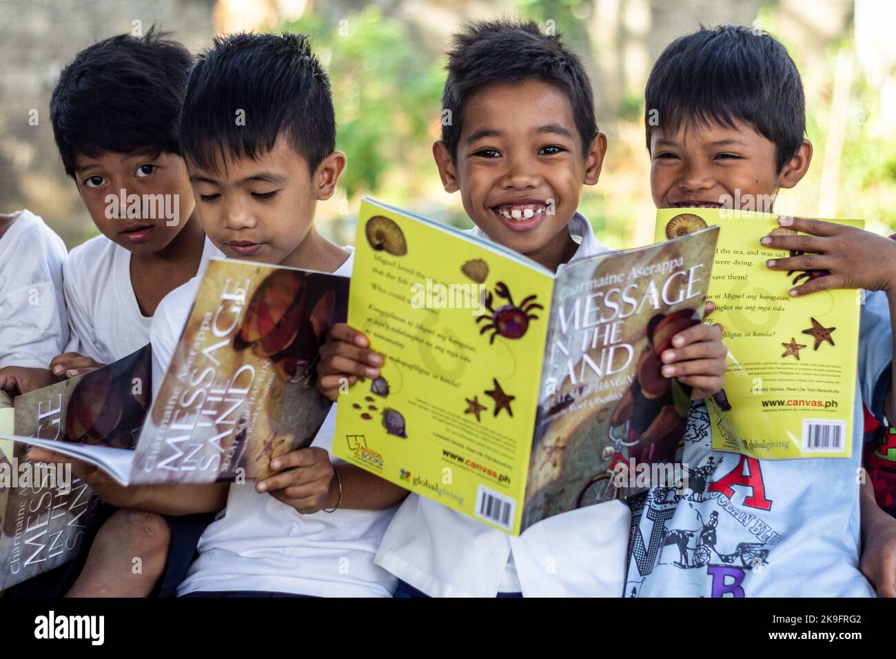 Filipino schoolchildren reading books Stock Photo