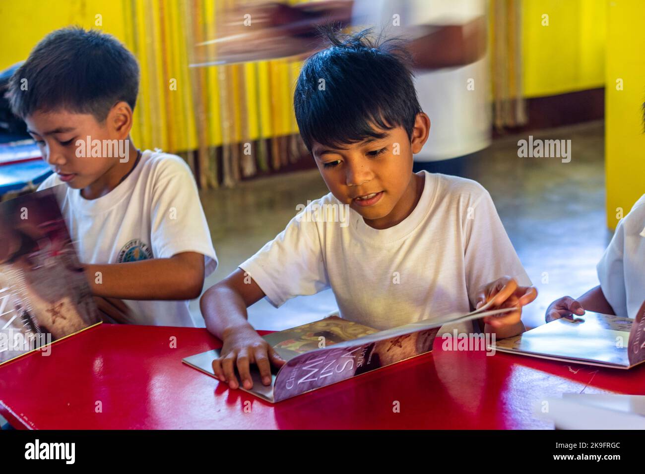 Filipino schoolchildren reading books Stock Photo