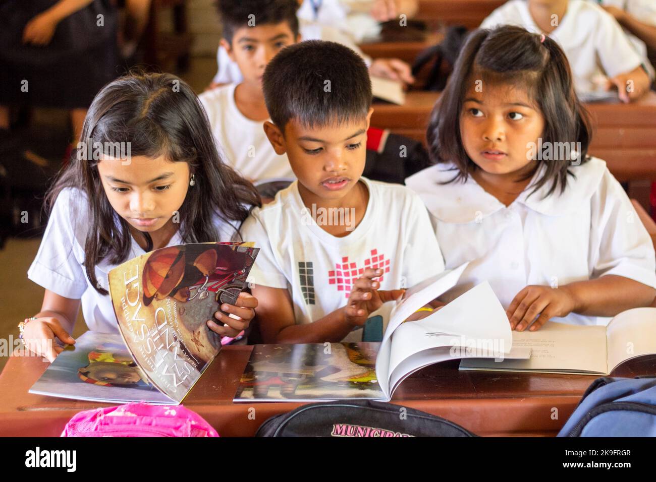 Filipino schoolchildren reading books Stock Photo