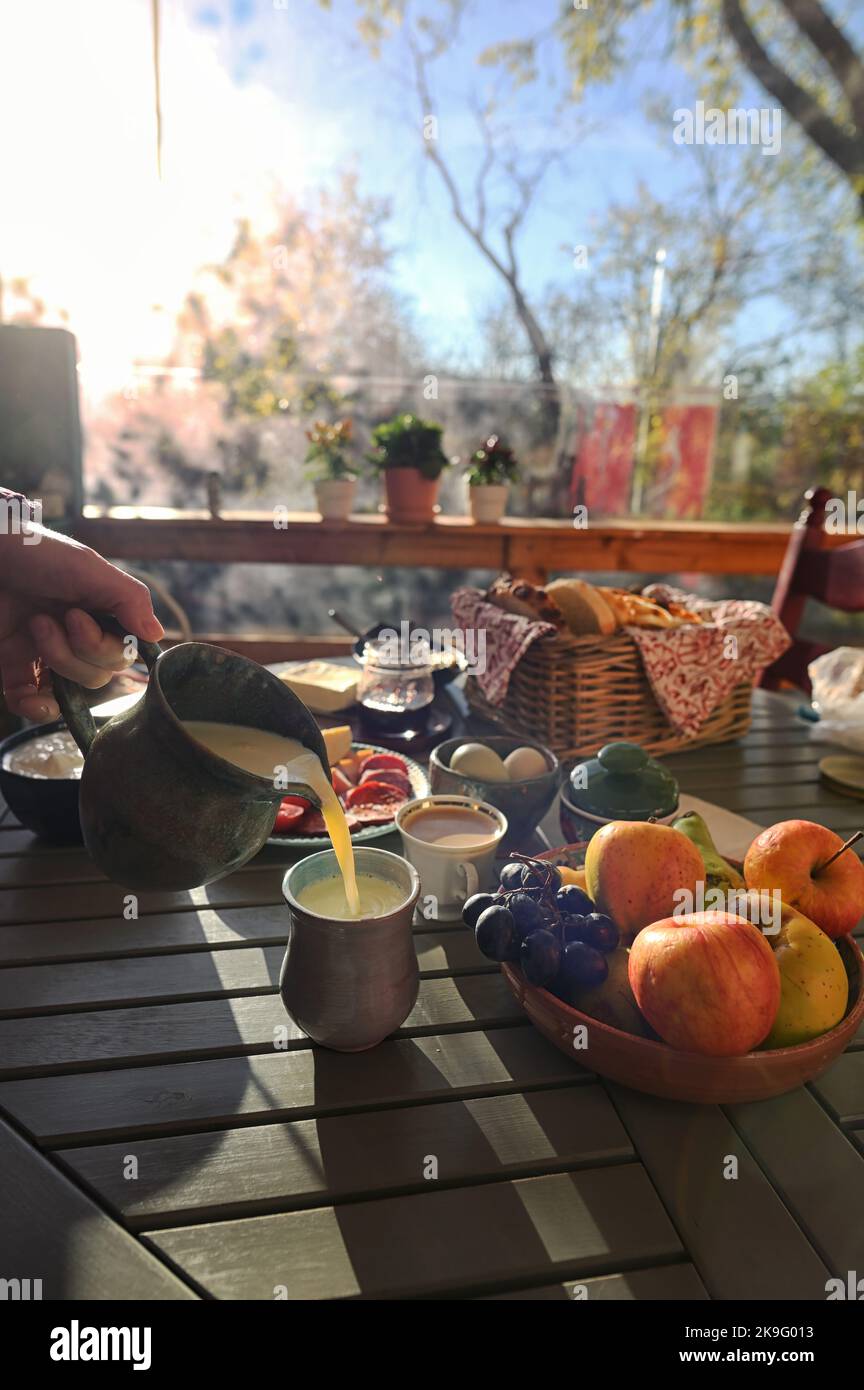Table full of food and drinks hi-res stock photography and images - Alamy