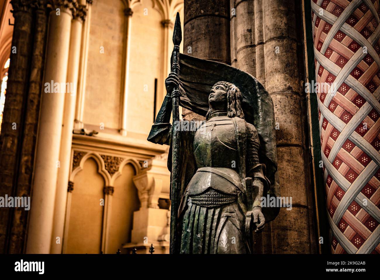 Statue of Jeanne d'Arc in Bordeaux Cathedral Stock Photo Alamy