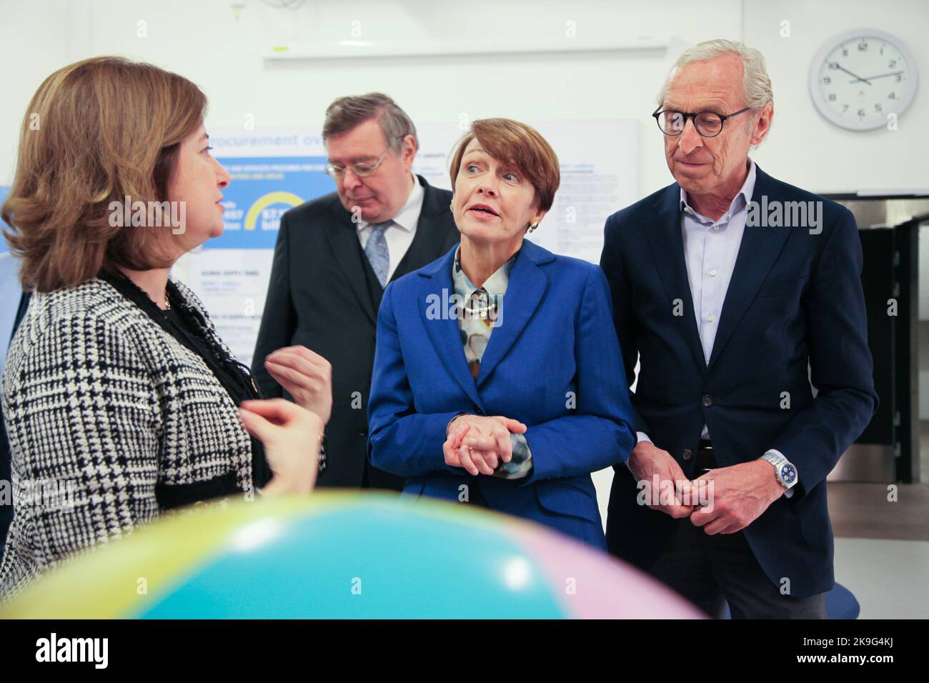 Kopenhagen, Denmark. 28th Oct, 2022. A Unicef staff member explains