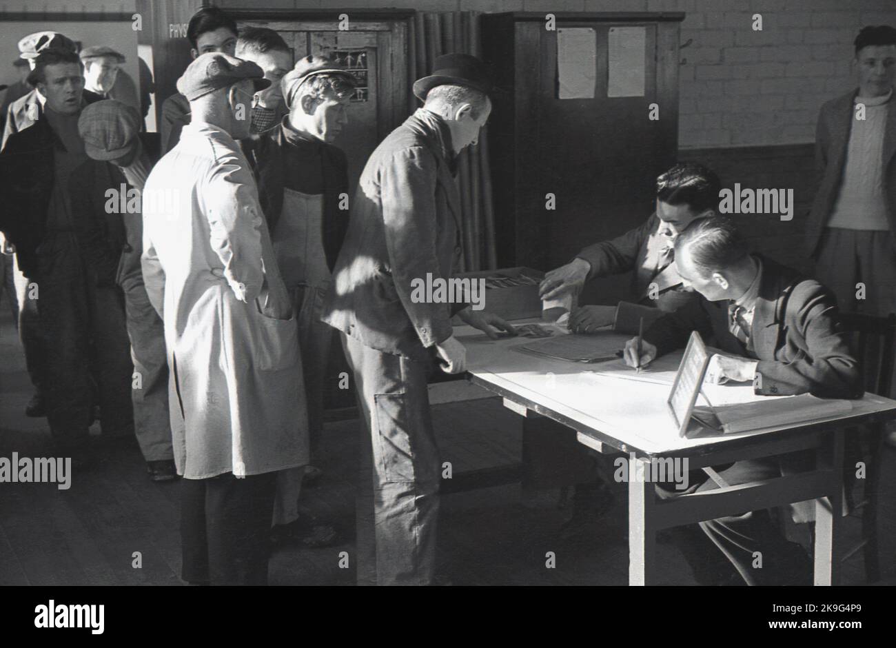 uk-workplace-1930s-hi-res-stock-photography-and-images-alamy