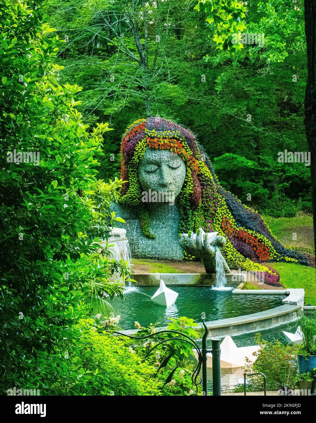 A beautiful view of a water fountain in Atlanta Botanical Garden in
