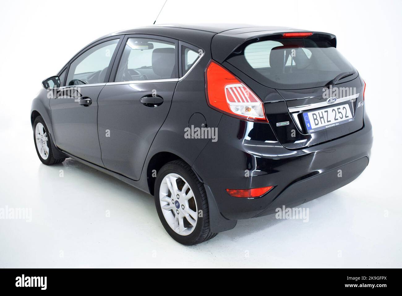 Ford Fiesta 2016 car exterior view front back side no people inside