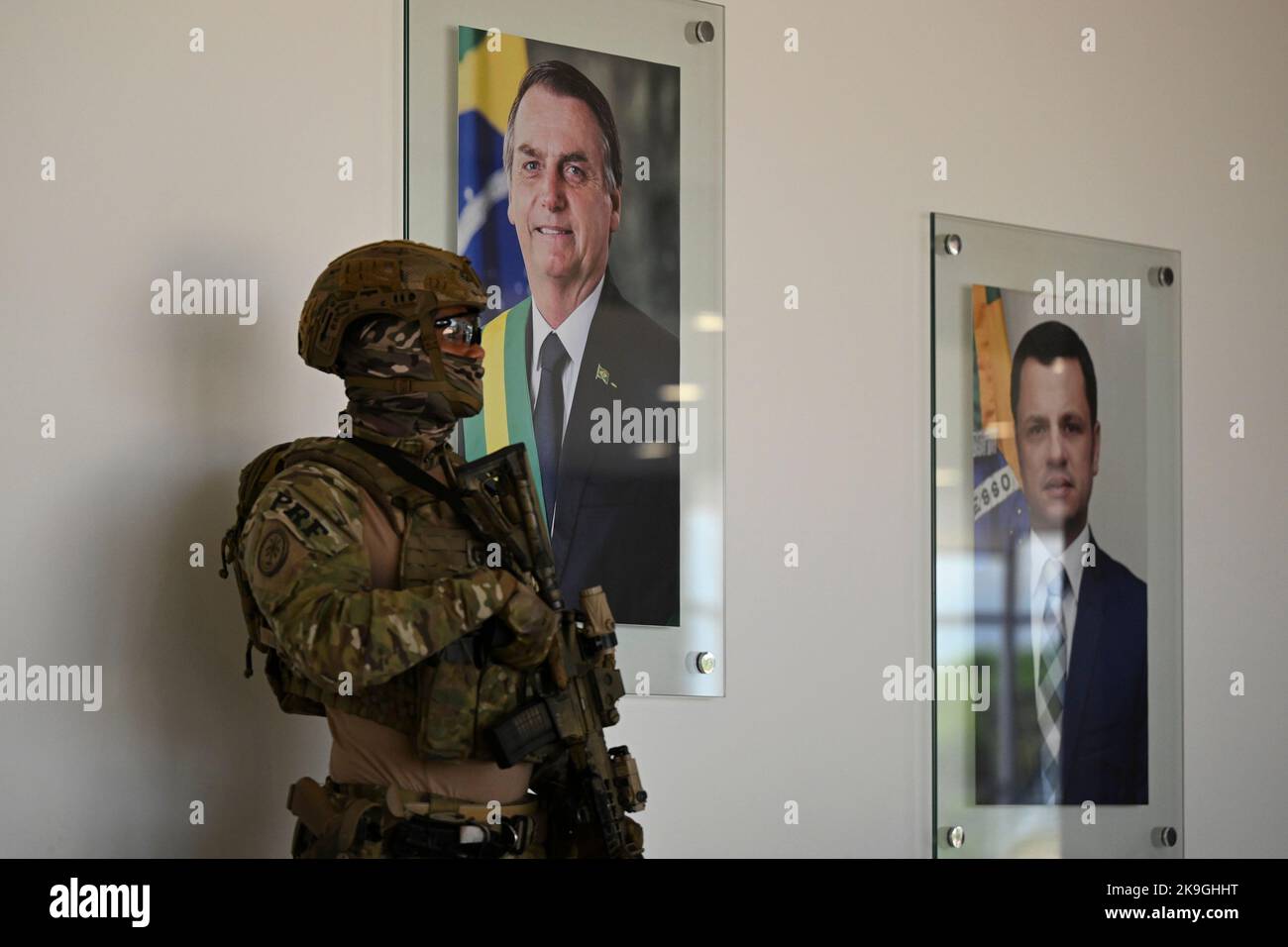 Brasilia, Brazil. 28th Oct, 2022. DF - Brasilia - 10/28/2022 - BRASILIA, ANDERSON TORRES COLECTIVE - Military personnel of the Federal Highway Police are seen this Friday, October 28 in Brasilia. Photo: Mateus Bonomi/AGIF/Sipa USA Credit: Sipa USA/Alamy Live News Stock Photo