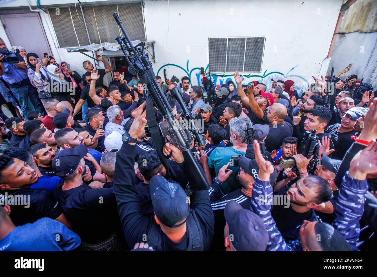 Nablus, Palestine. 28th Oct, 2022. Mourners and gunmen chant slogans ...