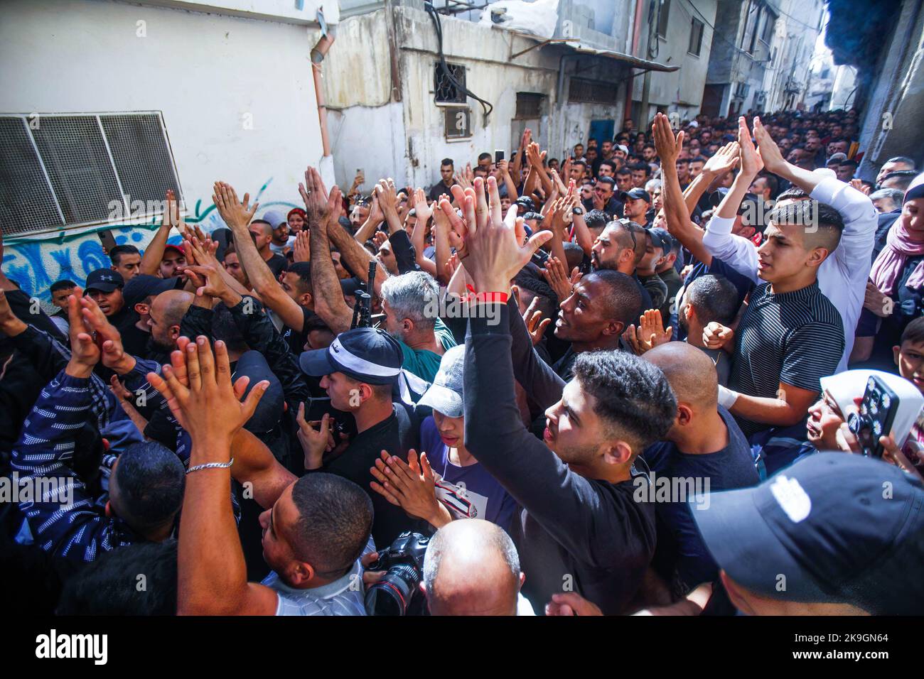 Nablus, Palestine. 28th Oct, 2022. Mourners and gunmen chant slogans ...