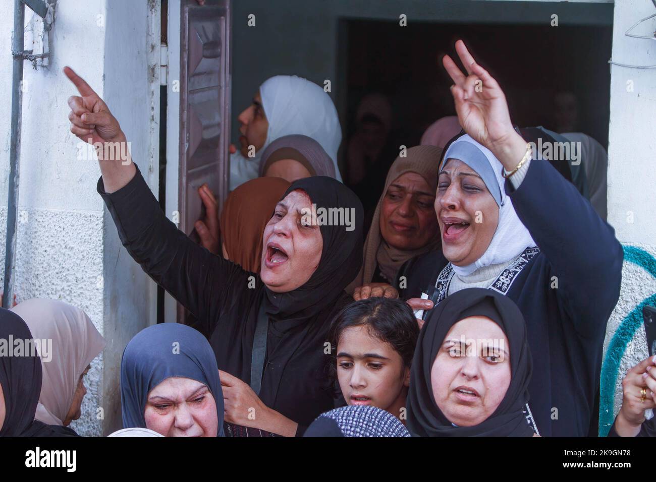 Nablus, Palestine. 28th Oct, 2022. Relatives chant slogans during the ...