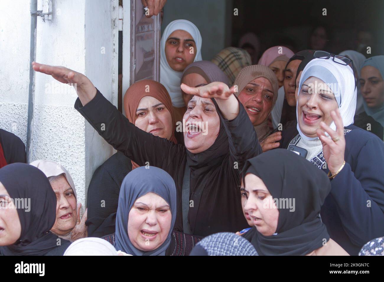 Nablus, Palestine. 28th Oct, 2022. Relatives chant slogans during the ...