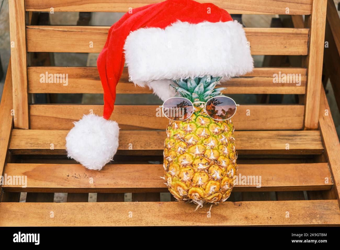 Wooden sun lounger hi res stock photography and images Alamy