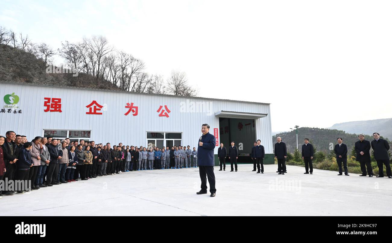 Yan'an, China's Shaanxi Province. 26th Oct, 2022. Chinese President Xi Jinping, also general secretary of the Communist Party of China Central Committee and chairman of the Central Military Commission, chats with villagers outside an apple sorting workshop in Nangou Village of Yan'an, northwest China's Shaanxi Province, Oct. 26, 2022. Xi made an inspection trip to the city of Yan'an in northwest China's Shaanxi Province and the city of Anyang in central China's Henan Province, from Wednesday to Friday. Credit: Yan Yan/Xinhua/Alamy Live News Stock Photo
