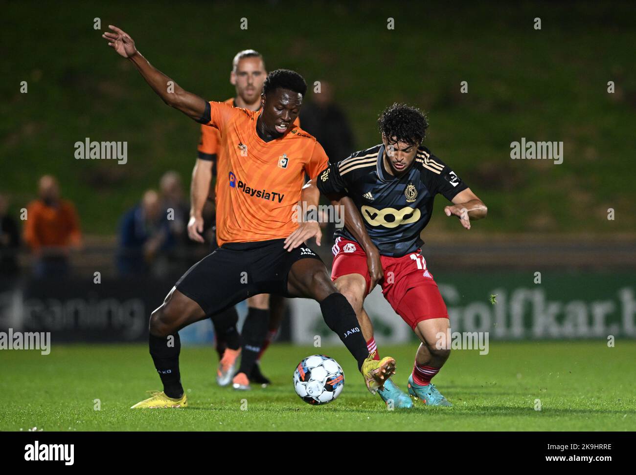 Bafode Dansoko (14) of Deinze and Thiago Paulo Da Silva (17) of Standard pictured during a soccer game between KMSK Deinze and Standard SL 16 FC de Liege during the 11th matchday in the Challenger Pro League for the 2022-2023 season , on Friday 28 October 2022 in Deinze , Belgium . PHOTO DAVID CATRY | SPORTPIX Credit: David Catry/Alamy Live News Stock Photo