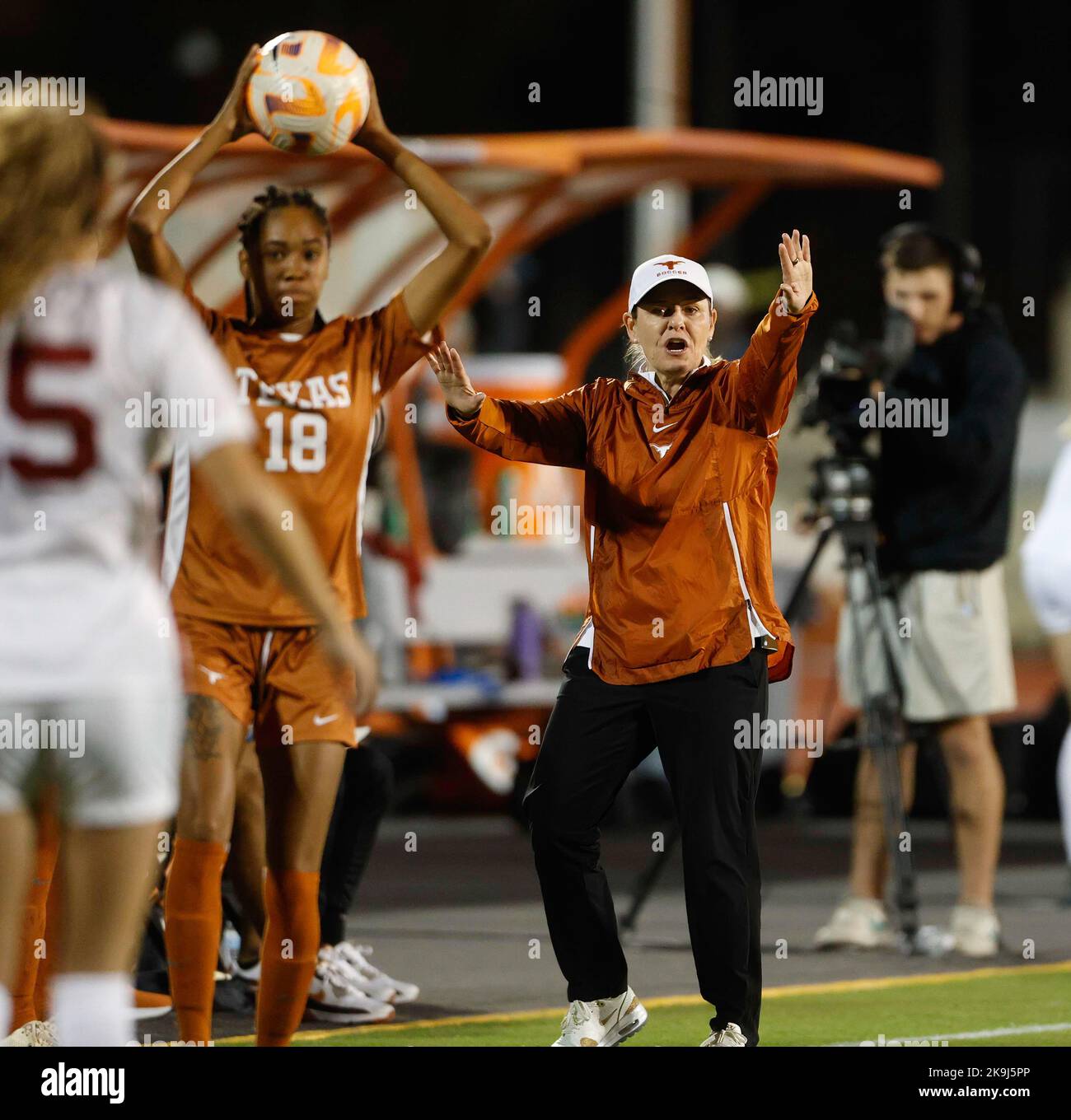 October 27, 2022: Texas head coach Angela Kelly during an NCAA women's soccer game on Oct. 27, 2022 in Austin. Texas won 3-1. (Credit Image: © Scott Coleman/ZUMA Press Wire) Stock Photo